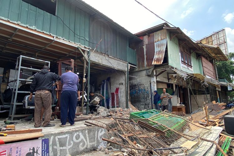 Penampakan Dua Ruko di Setiabudi Porak Poranda Usai Ditabrak Bus TransJakarta