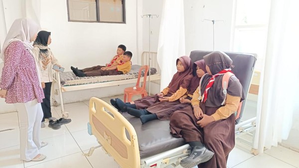 belasan-siswa-di-jember-keracunan-usai-santap-mbg-1758981226190_169