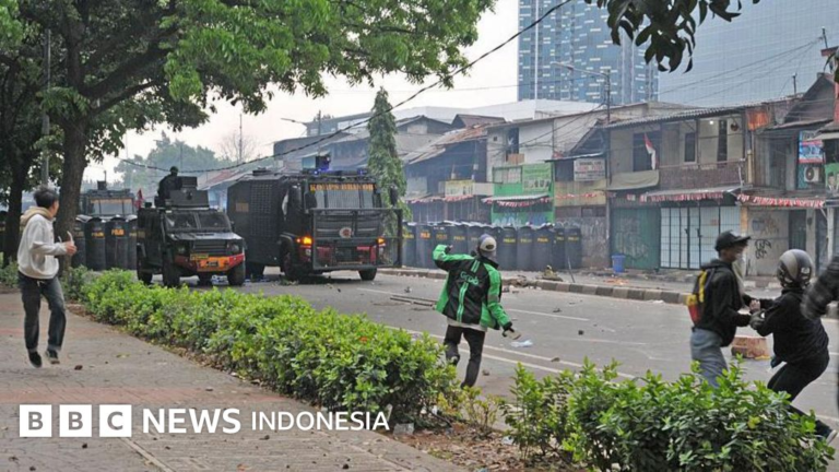 Brimob: Kendaraan polisi melindas pengemudi ojol hingga tewas, Istana minta maaf dan tujuh polisi diperiksa – BBC