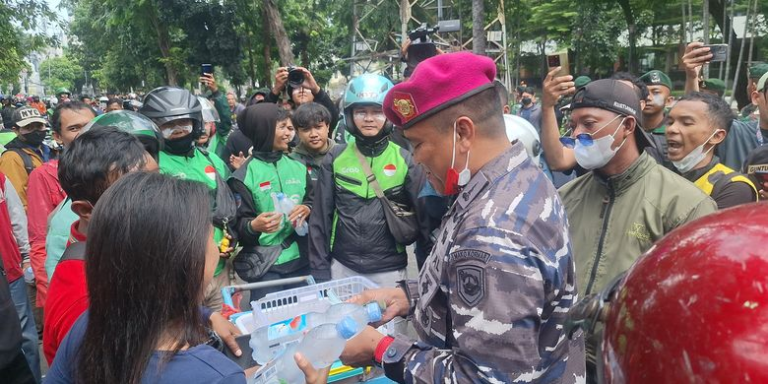 TNI Bagi-bagi Air Mineral ke Massa Demo Ojol di Mako Brimob – Kompas.com