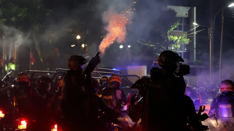 Demonstration in Semarang Turns Chaotic, Dozens of People Injured – Kompas.id