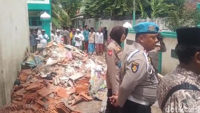 Tragedi Dini Hari, Atap Asrama Ponpes di Situbondo Roboh Timpa Belasan Santriwati, Satu Orang Tewas