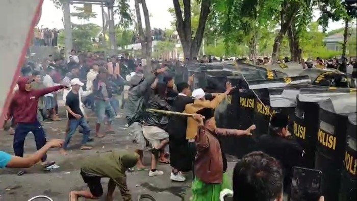Unjuk Rasa Tuntut Pilkades di Sampang Berujung Ricuh, Massa Rusak Fasilitas Alun-alun, 7 Orang Terluka