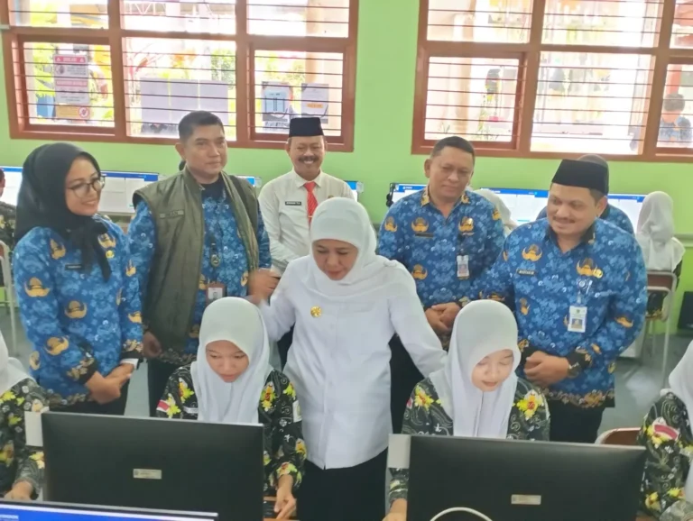 Gubernur Jatim Cek Langsung Kesiapan Tes Akademik di SMAN 1 Pandaan: “Mental dan Teknologi Harus Seimbang”
