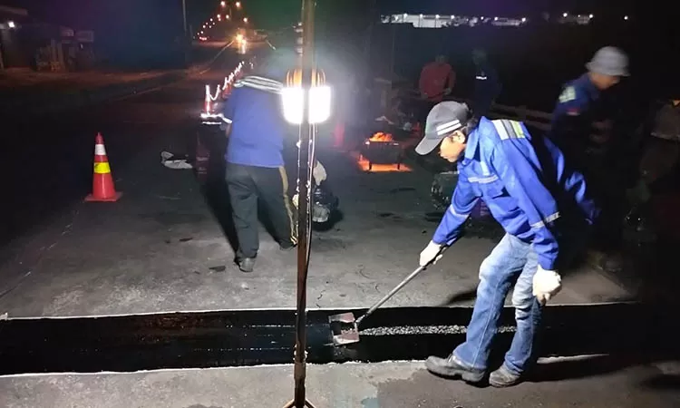 f-perbaikan-expantion-joint-jembatan-jalan-nasional-di-Desa-Tejowangi-Kecamatan-Purwosarifrom-BBPJN-Jatim-Bali-2579309324