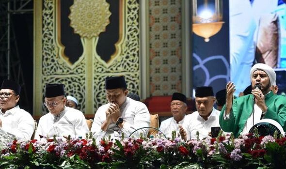 habib-syech-memimpin-selawat-memperingati-hari-santri-di-pasuruan-1761101427050_169