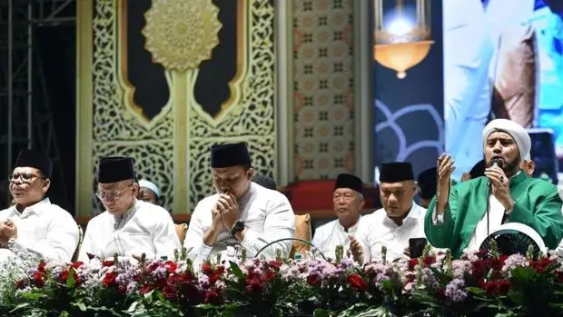 Ribuan Warga Penuhi Gebyar Selawat Hari Santri Pasuruan, Habib Syech: Masyarakat Religius!