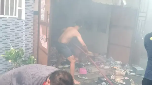 Perbaiki Sound System Dekat Bensin, Rumah 2 Lantai di Surabaya Ludes Terbakar