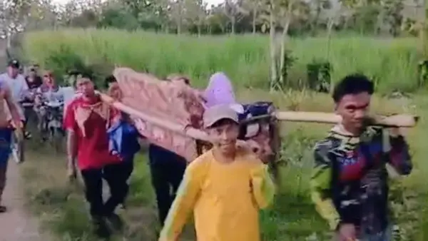 Akses Infrastruktur Minim: Ibu Hamil di Bondowoso Terpaksa Ditandu Warga Lewati Medan Terjal untuk Capai Ambulans