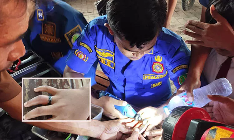 Cincin Hadiah Jajanan Bikin Jari Bengkak, Siswa SD di Lekok Ditolong Petugas Damkar Pasuruan
