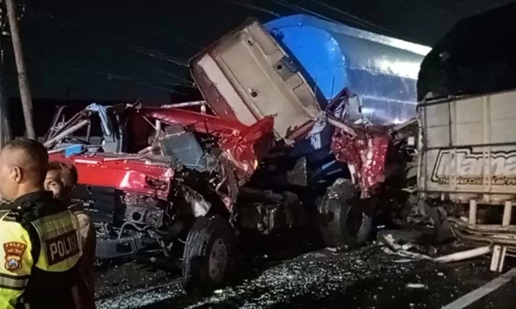 Nekat Lawan Arus Usai Isi Air, Truk Tangki di Pandaan Adu Banteng dengan Truk Engkel