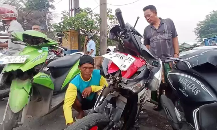 Diduga Sopir Alami Microsleep, Dump Truck Seruduk Deretan Motor Parkir di Pasar Gondanglegi