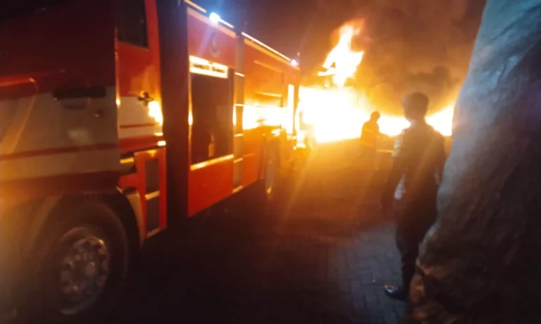 Si Jago Merah Mengamuk, Pabrik Botol Plastik di Sukorejo Pasuruan Ludes Terbakar hingga Subuh