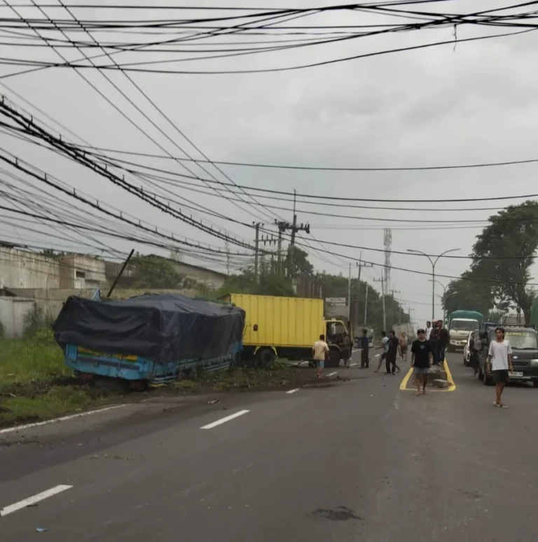 Rem Blong di Jalur Tengkorak Pandaan: Tronton Hantam Truk dan Luluhlantakkan Pagar Rumah Warga