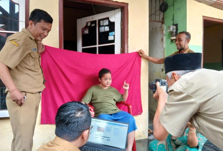 Jemput Bola ke Rumah, Inovasi “Si Mamah” dan “Jalan Pintas” Permudah Lansia dan Warga Sakit di Pasuruan Urus Adminduk
