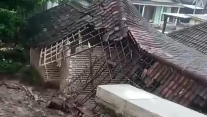 Bencana di Lereng Gunung: Tanah Longsor Hantam Kawasan Trawas, Satu Rumah Warga Hancur Rata dengan Tanah