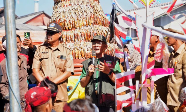 Warga Desa Mlaten Gelar Tradisi Petik Laut, Gus Shobih Sampaikan Pesan Pelestarian Budaya