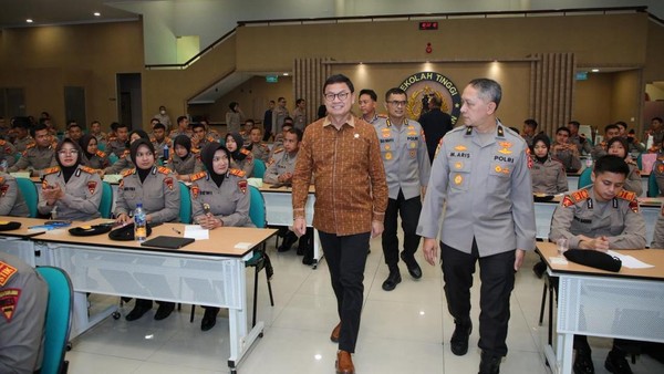 Bekali Mahasiswa STIK Polri, Kepala BPOM RI Taruna Ikrar Kenalkan Konsep “Neuroleadership”