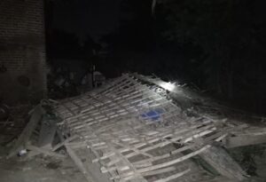 Salah satu rumah warga di Desa Karangjatianyar, Kecamatan Wonorejo, Kabupaten Pasuruan dilaporkan roboh usai dihantam angin kencang,