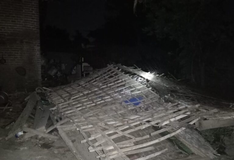Salah satu rumah warga di Desa Karangjatianyar, Kecamatan Wonorejo, Kabupaten Pasuruan dilaporkan roboh usai dihantam angin kencang,