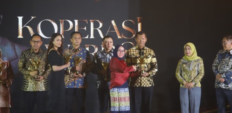 Bupati Pasuruan, Rusdi Sutejo meraih penghargaan Bakti Koperasi Nayaka Mahambara 2026. 