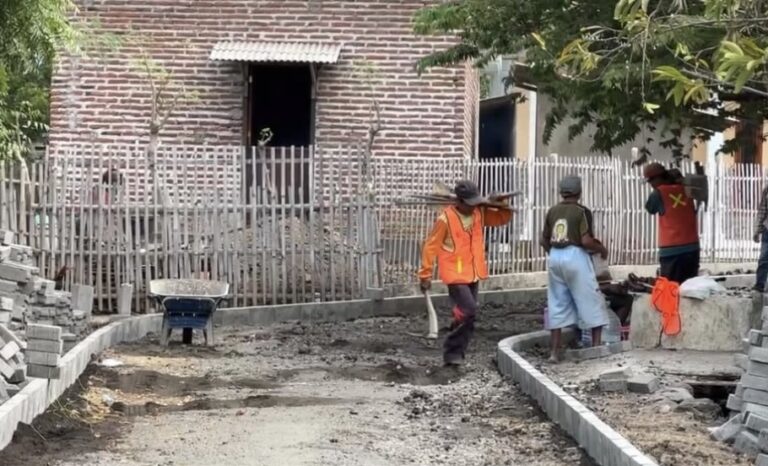 Rusak Selama 14 Tahun, Jalan Poros Watuprapat Nguling Akhirnya Mulus Dipaving