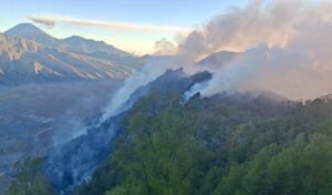 Karhutla Bromo Meluas ke Pasuruan, Helikopter Water Bombing Dikerahkan Gempur Titik Api