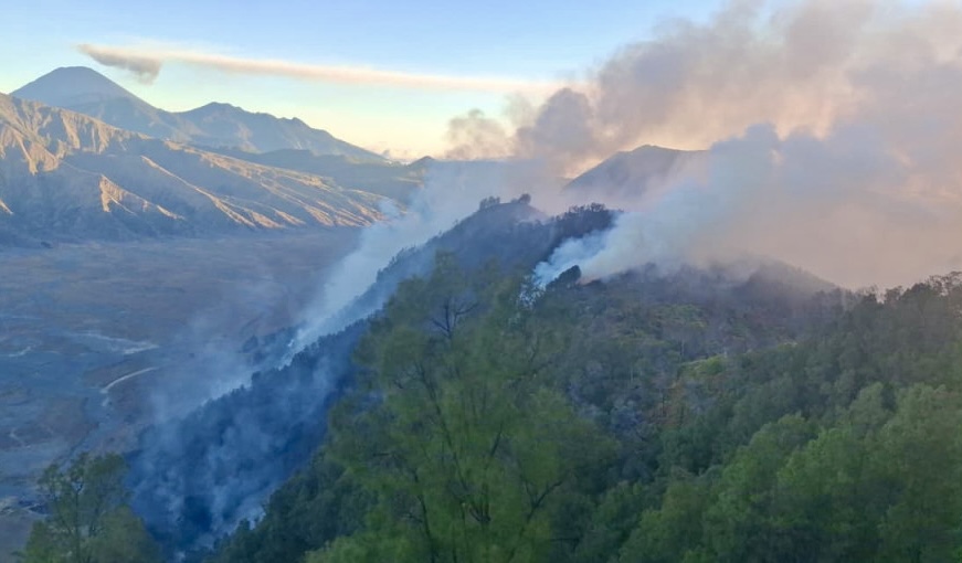 Karhutla Bromo Meluas ke Pasuruan, Helikopter Water Bombing Dikerahkan Gempur Titik Api