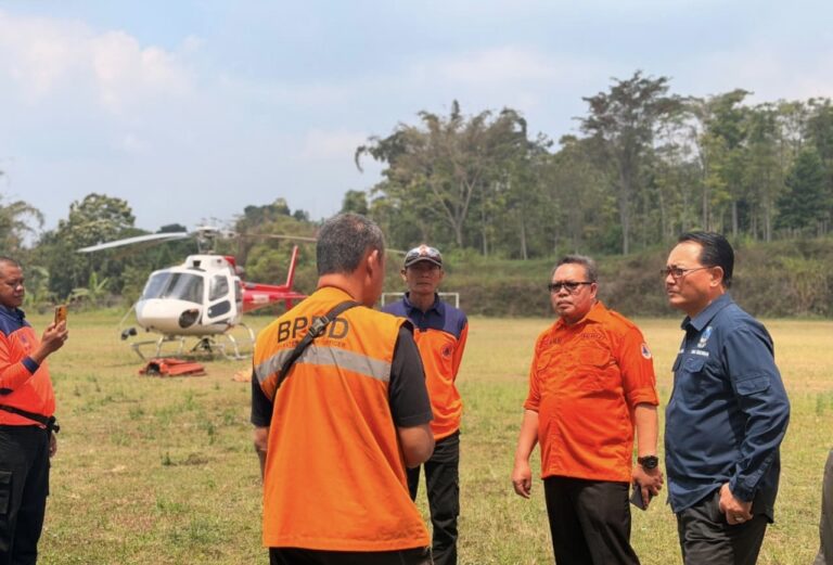 Medan Terjal Sulit Ditembus Jalur Darat, Helikopter Water Bombing Dikerahkan Gempur Karhutla Gunung Arjuno
