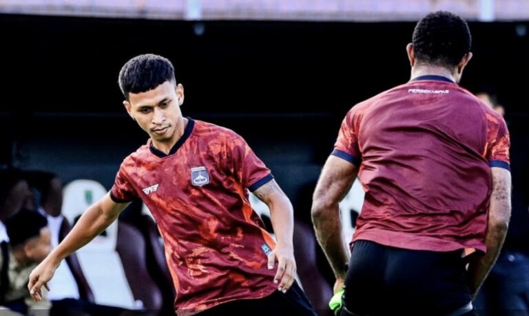 Perkuat Lini Serang Jelang Liga 3 Nusantara, Persekabpas Pasuruan Gaet Mantan Striker Timnas Osvaldo Haay PASURUAN – Menjelang bergulirnya kompetisi Liga 3 Nusantara musim ini, Persekabpas Pasuruan terus bermanuver memperkuat kedalaman skuadnya. Ambisi besar tim berjuluk Laskar Sakera tersebut ditunjukkan dengan mendatangkan amunisi berkelas di lini depan, yakni mantan penyerang Timnas Indonesia, Osvaldo Haay, pada Rabu (26/8/2026). Manajemen Persekabpas menaruh harapan besar pada jam terbang tinggi serta pengalaman matang Osvaldo di level sepak bola profesional tanah air. Kehadirannya diproyeksikan mampu memberikan warna baru sekaligus menambah daya gedor lini serang guna membentuk skuad yang tangguh dan disegani lawan. Saat ini, Osvaldo Haay telah bergabung bersama rekan-rekan setimnya untuk mengikuti program pemusatan latihan (training center) di Yogyakarta. Pemusatan latihan ini difokuskan pada peningkatan ketahanan fisik para pemain sekaligus mempercepat adaptasi dan chemistry antarpilar di dalam lapangan. Perekrutan Osvaldo kian melengkapi deretan nama-nama beken yang telah lebih dulu mendarat di kubu Laskar Sakera. Sebelumnya, manajemen Persekabpas telah mengamankan tanda tangan sejumlah pilar berpengalaman eks Liga 1 dan Liga 2, termasuk dua pemain naturalisasi dan mantan penggawa tim nasional lainnya. Melalui perpaduan apik antara amunisi sarat pengalaman dan talenta lokal potensial, serta didukung juru taktik yang mumpuni, Persekabpas menatap Liga 3 Nusantara dengan rasa percaya diri tinggi untuk bersaing merebut tiket promosi.